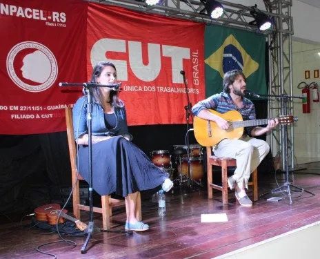 Apresentação musical no palco do salão de eventos